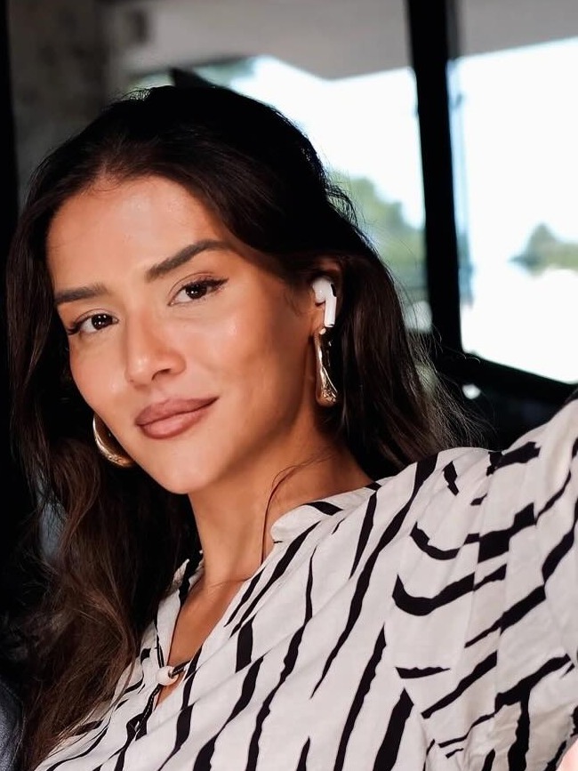 Livia, fundadora da Malva, dentro de um restaurante cliente
